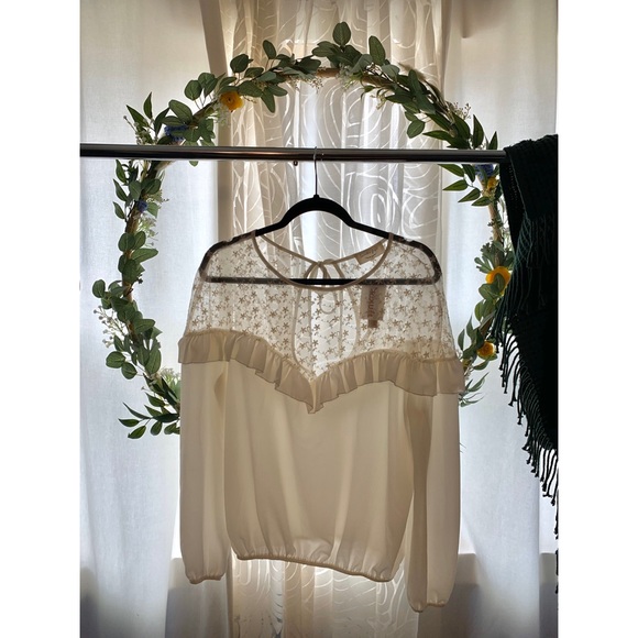 White long sleeve top. - Picture 1 of 4